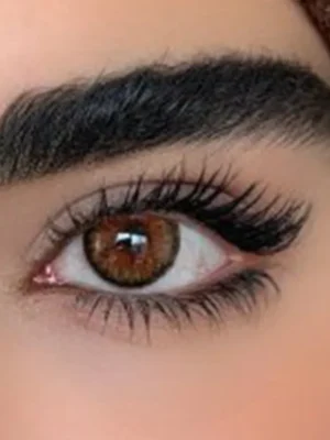لنز رنگی قهوه ای عسلی کلوپاترا هیزل یونیک روی چشم قهوه ای