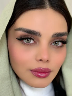 لنز رنگی سبز طوسی آلاماندا یونیک روی چشم قهوه ای