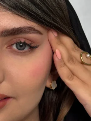 لنز رنگی طوسی دور محو کلارا گری رز