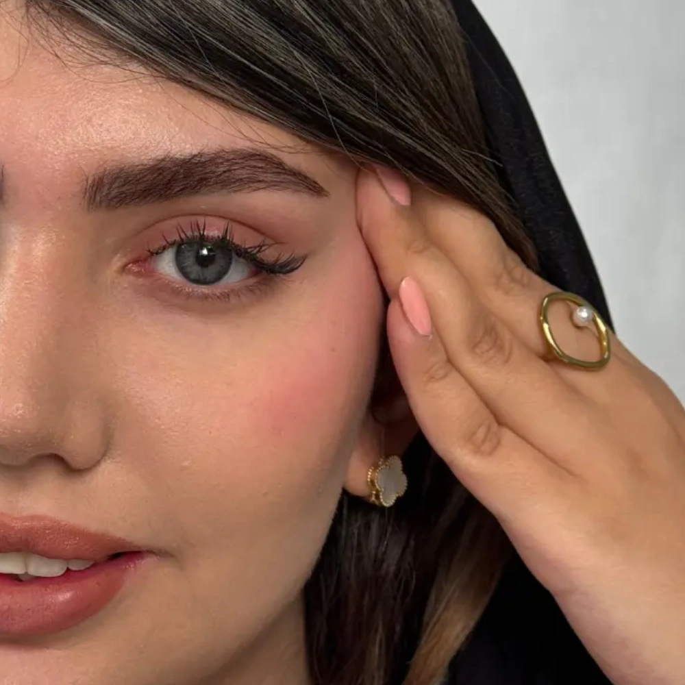 لنز رنگی طوسی دور محو کلارا گری رز