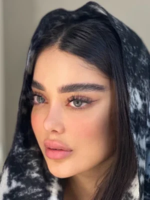 لنز رنگی طوسی دور محو کلارا گری رز