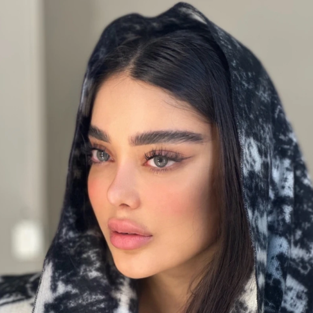 لنز رنگی طوسی دور محو کلارا گری رز