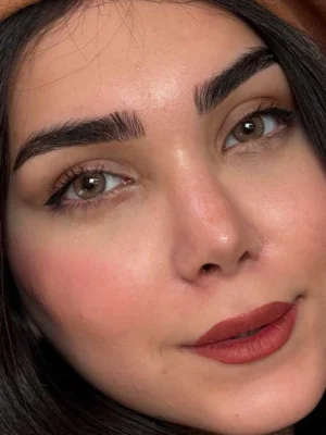 لنز رنگی عسلی قهوه ای دور محو لیلی براون رز