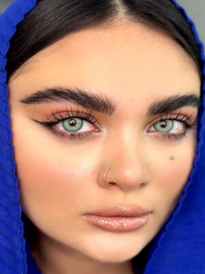 لنز رنگی یونیک سبز آبی با مرکزیت عسلی باربی بلو
