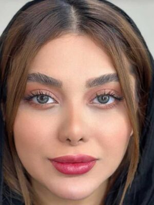 لنز رنگی یونیک سرمه ای مرکز عسلی ژربرا