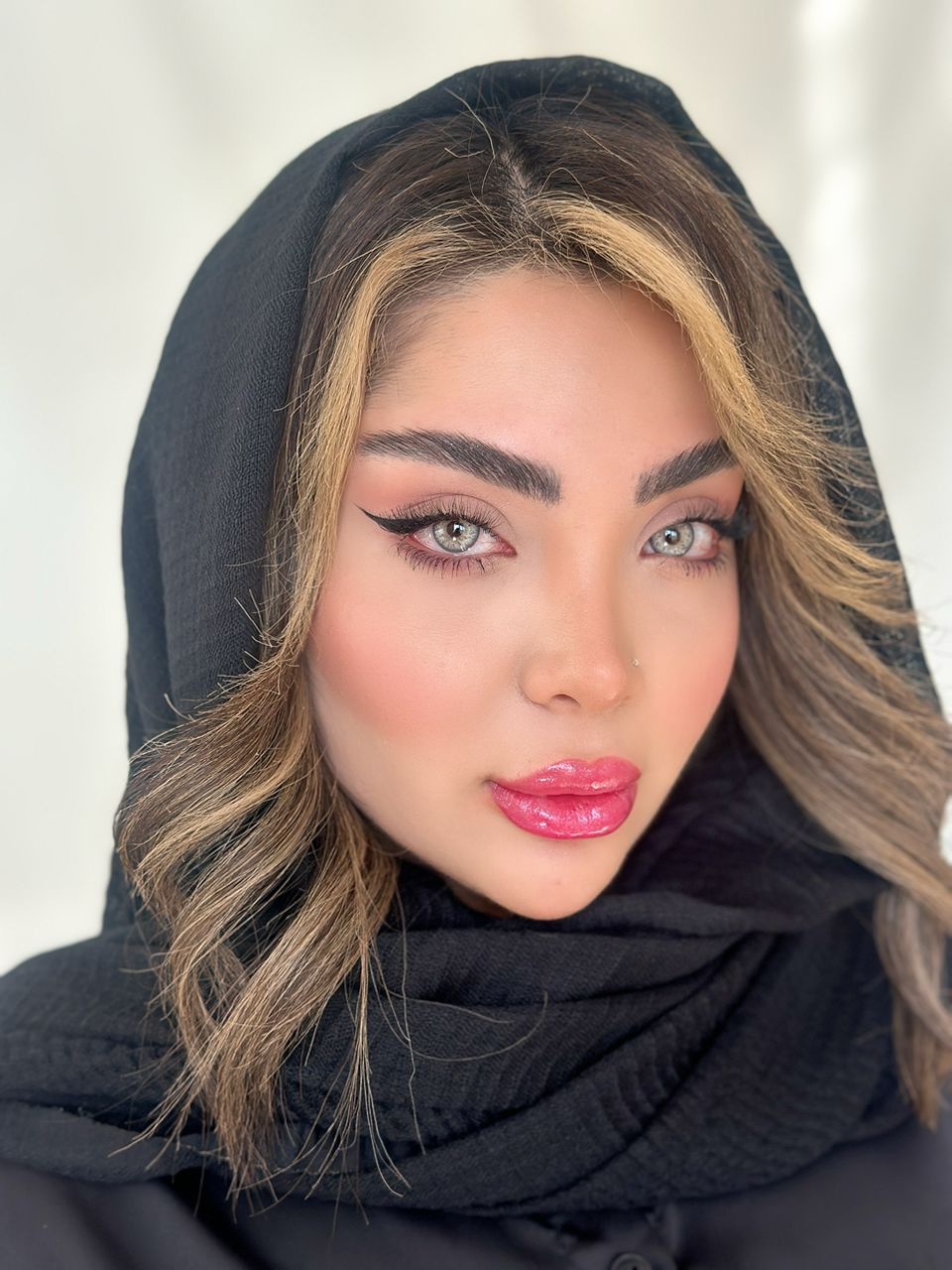 ⚪ توضیحات محصول – لنز سالانه یونیک مدل نچرال گری (Unique Natural Gray)