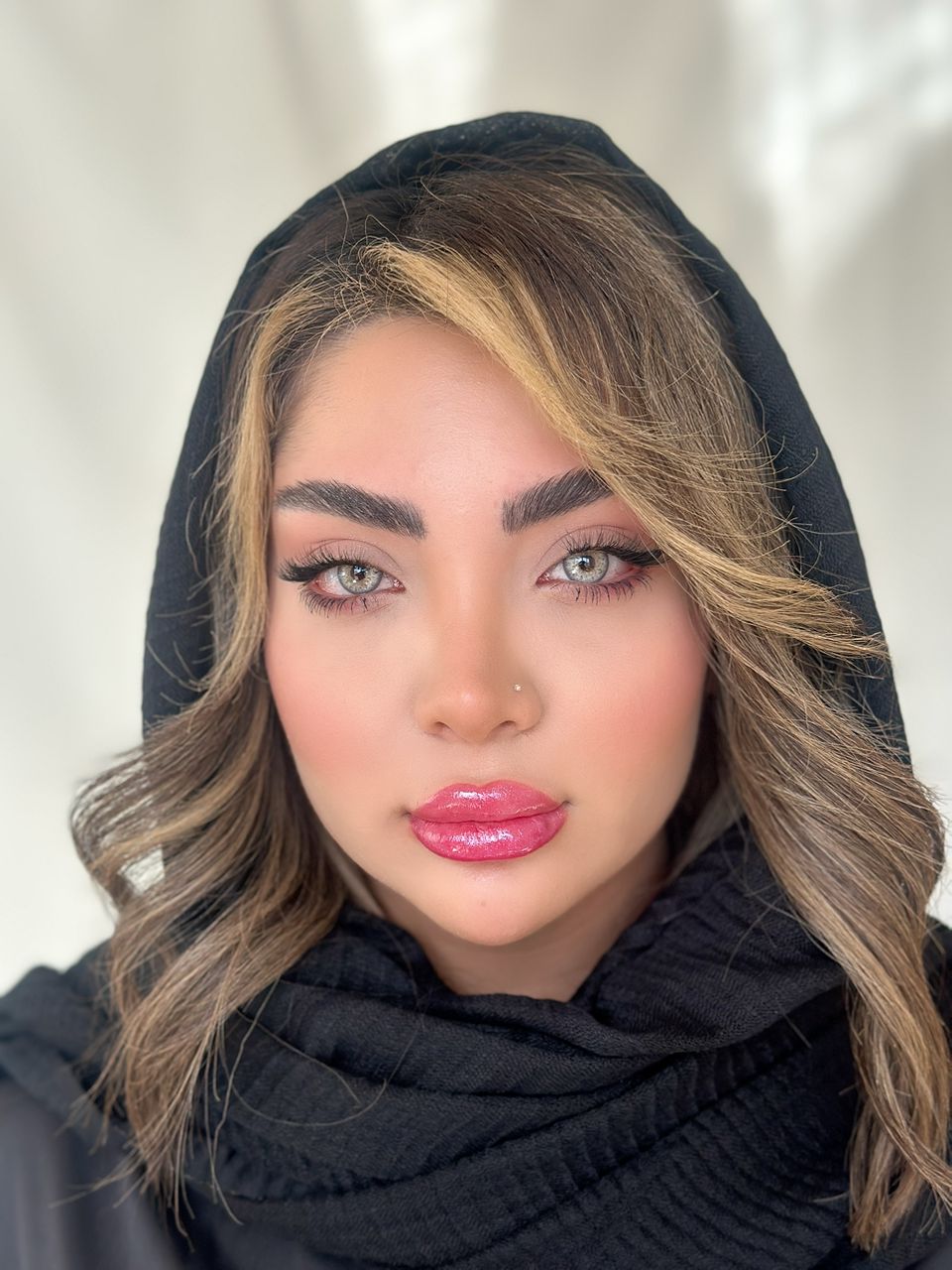 ⚪ توضیحات محصول – لنز سالانه یونیک مدل نچرال گری (Unique Natural Gray)