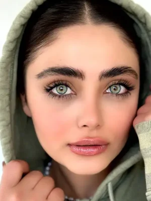 لنز یونیک باربی بلو سبز آبی مرکز عسلی دور دار