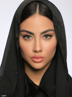 لنز سبز عسلی رگه دار ایفوریا فورستا روی پوست سبزه و گندمی
