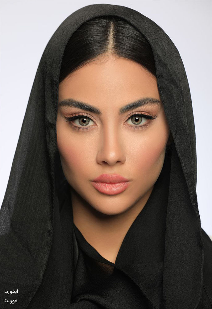 لنز سبز عسلی رگه دار ایفوریا فورستا روی پوست سبزه و گندمی