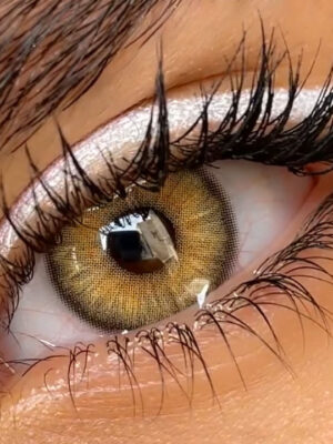 لنز عسلی سبز دور مشکی اسموکی سلنا روی چشم قهوه ای