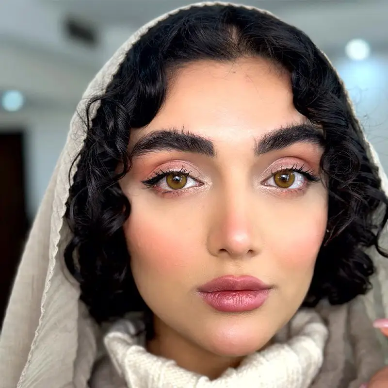 لنز یونیک لاتینا عسلی ته مایه زیتونی دوردار - Image 4
