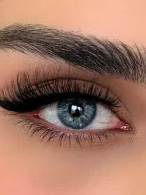 لنز رنگی آبی طوسی پنج بعدی ایندیگو یونیک روی چشم قهوه ای