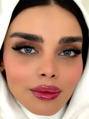 لنز رنگی آبی طوسی پنج بعدی ایندیگو یونیک روی چشم قهوه ای