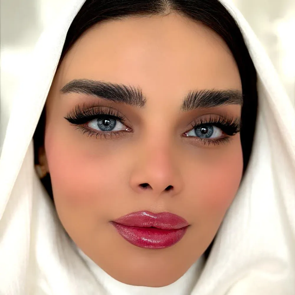 لنز رنگی آبی طوسی پنج بعدی ایندیگو یونیک روی چشم قهوه ای