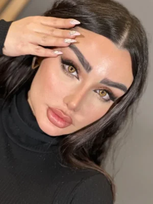 بلونا سلنا روی چشم تیره
