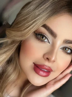 لنز چشم لایت کافی سلنا روی چشم تیره