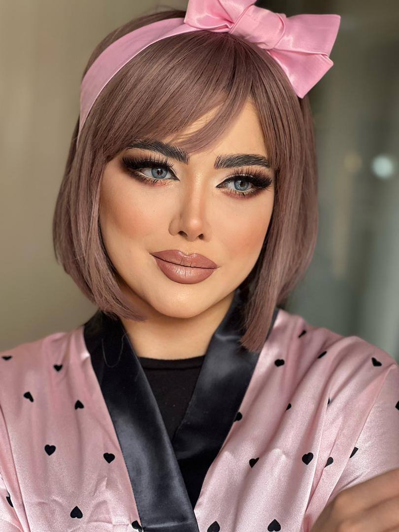 لنز آبی روشن آماندا آلموند بلو