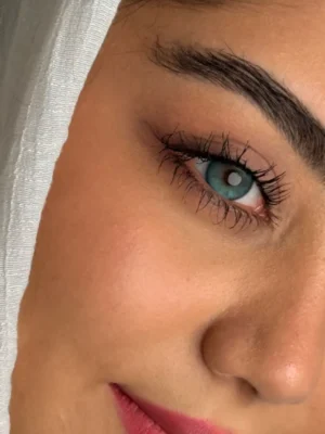 لنز آرکتیک بلو اماندا روی چشم تیره