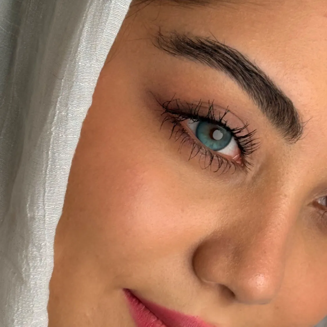 لنز آرکتیک بلو اماندا روی چشم تیره