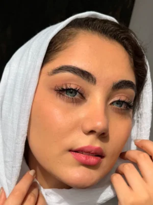 لنز آرکتیک بلو اماندا روی چشم مشکی