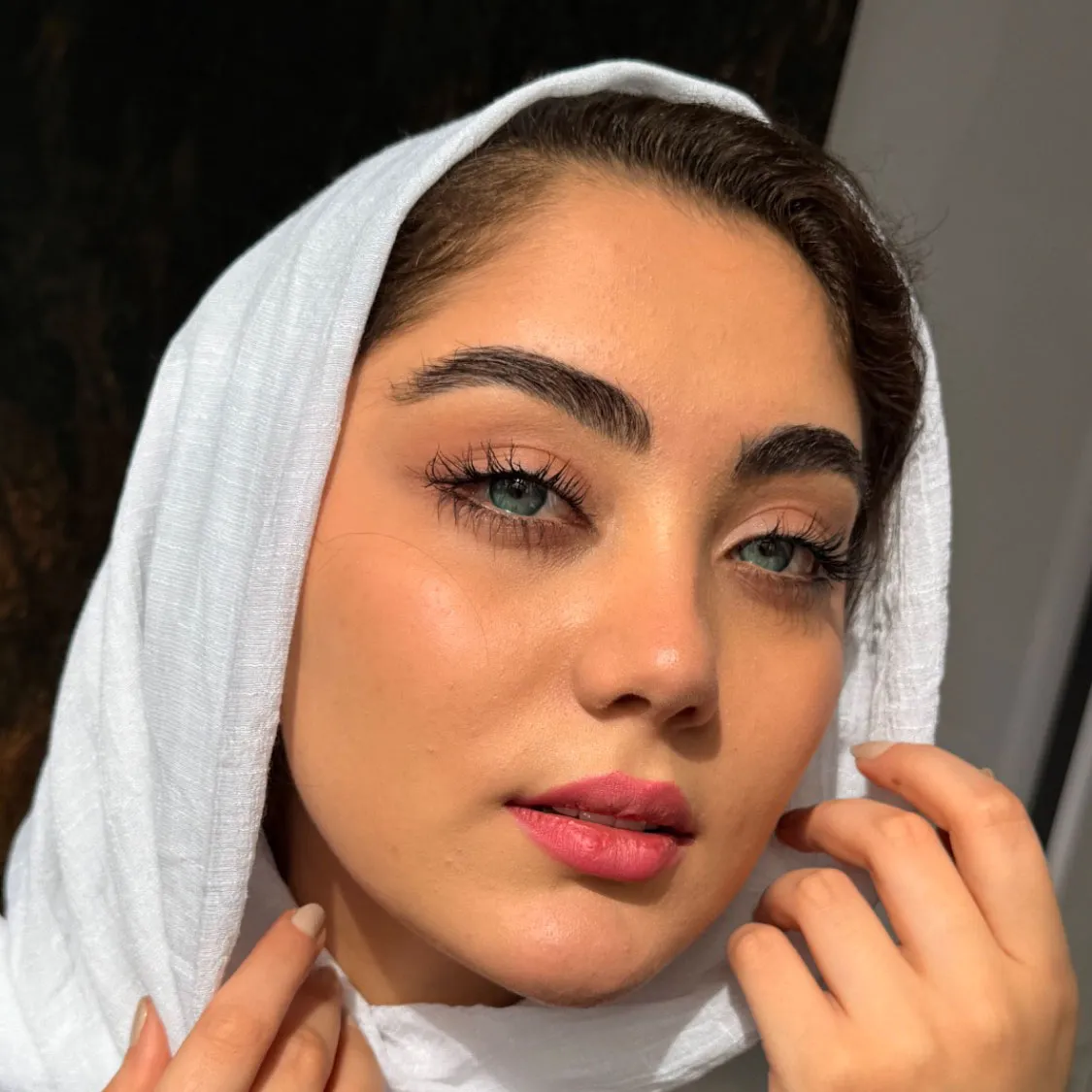 لنز آرکتیک بلو اماندا روی چشم مشکی