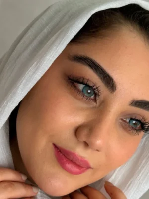 لنز آرکتیک بلو اماندا روی چشم سیاه