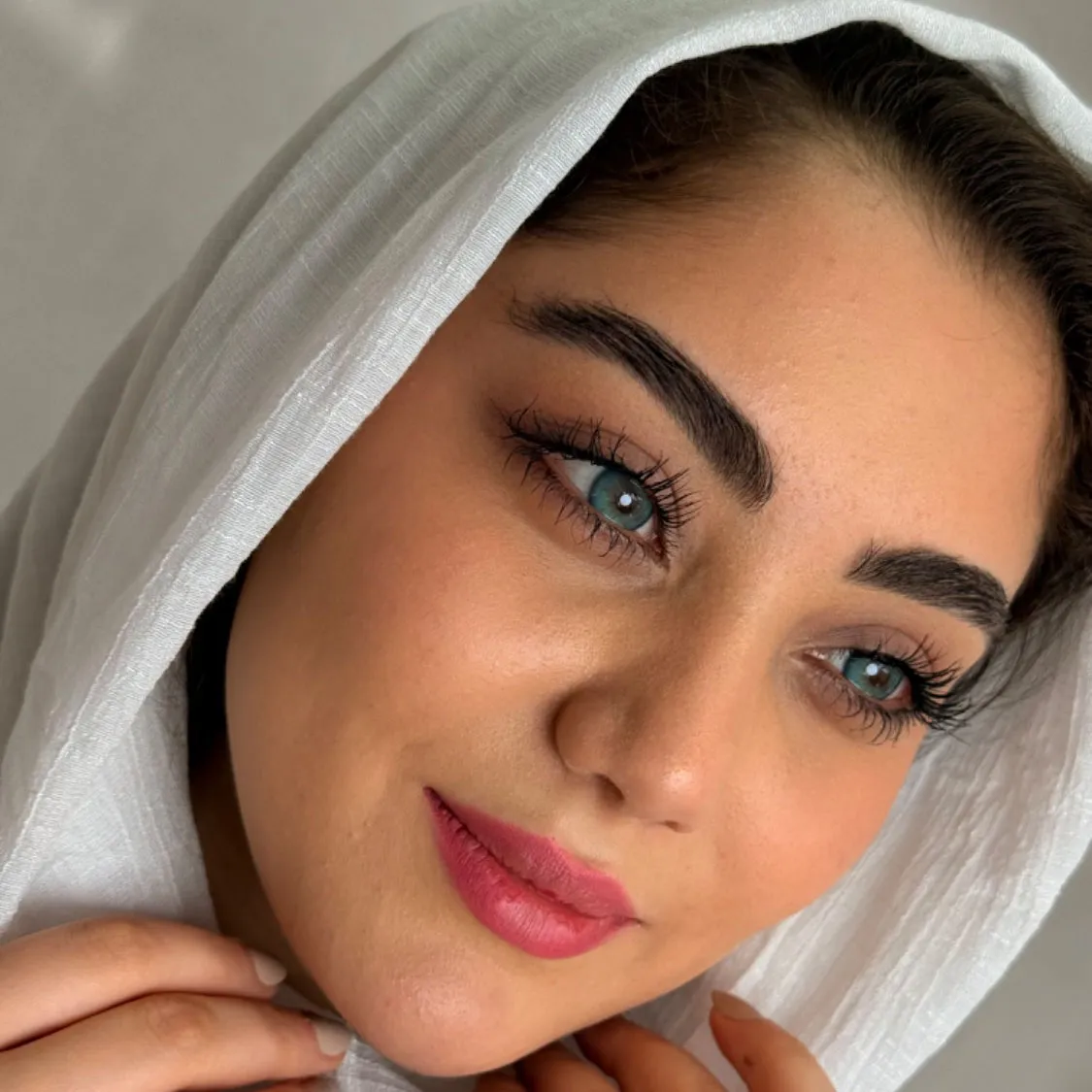 لنز آرکتیک بلو اماندا روی چشم سیاه