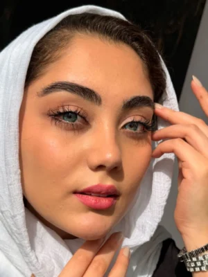 لنز آرکتیک بلو اماندا روی چشم قهوه ای