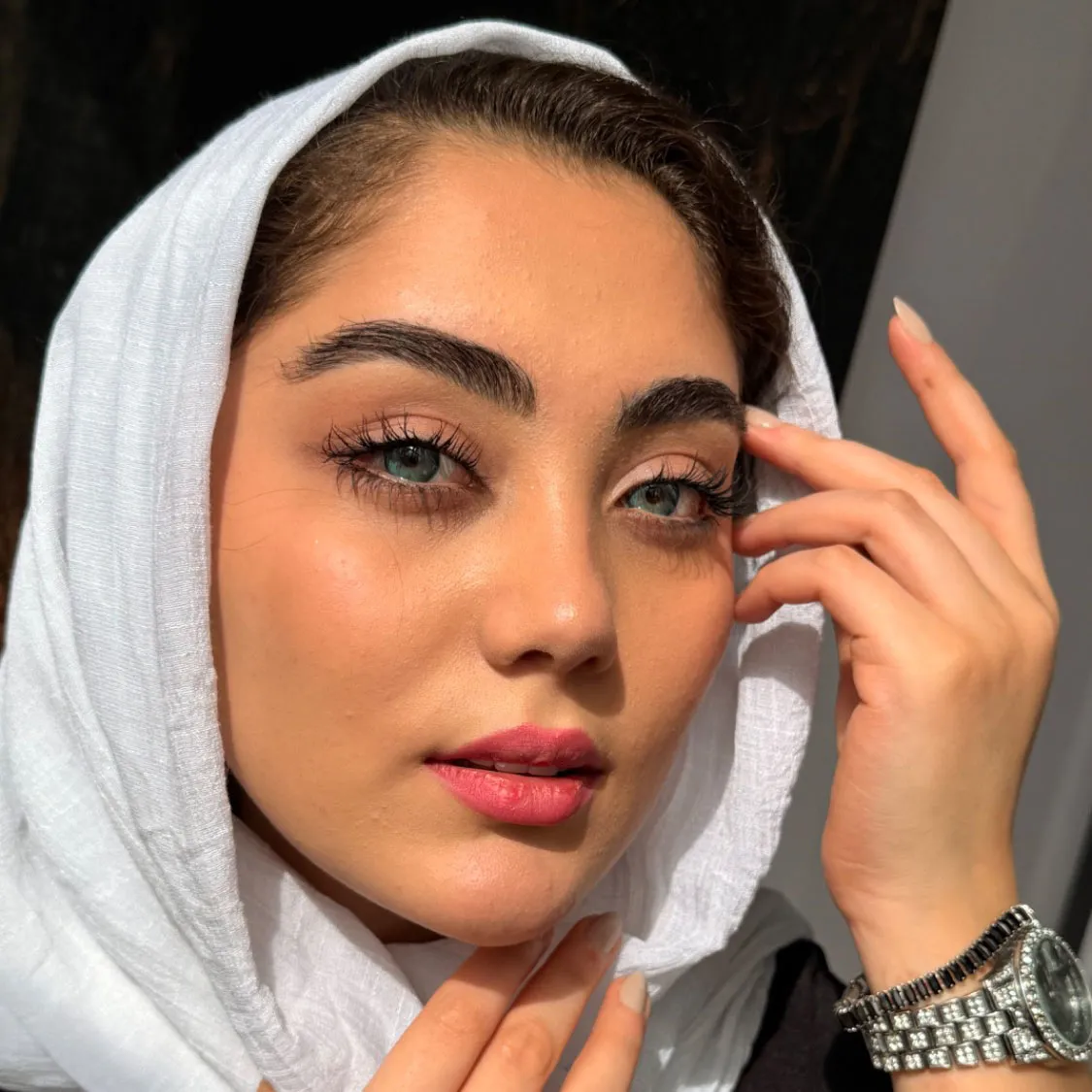 لنز آرکتیک بلو اماندا روی چشم قهوه ای