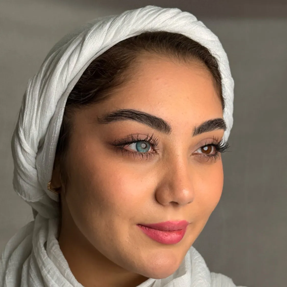 عکس لنز آرکتیک بلو اماندا روی چشم قهوه ای