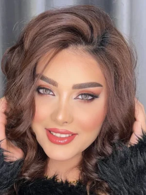 لنز آلموند هانی اماندا روی چشم قهوه ای