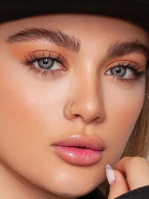 لنز رنگی طوسی سبز دور هاشوری اریکا یونیک روی چشم قهوه ای