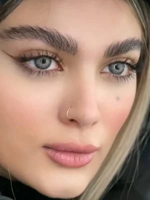 لنز رنگی طوسی سبز دور هاشوری اریکا یونیک روی چشم قهوه ای