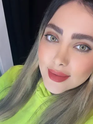 لنز امپایر سلنا روی چشم قهوه ای