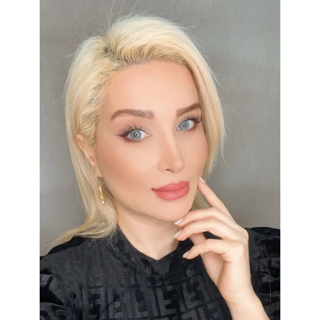 لنز انجل سلنا روی چشم مشکی