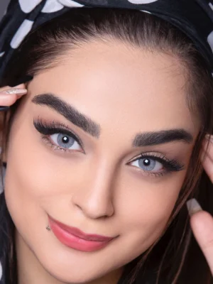 لنز انجل سلنا روی چشم تیره