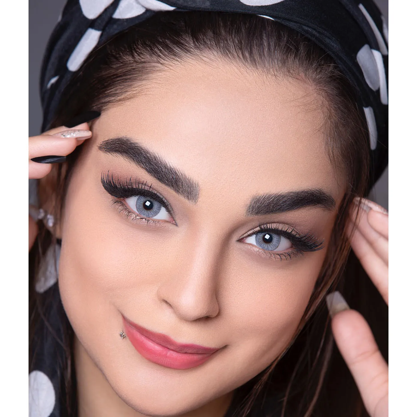 لنز انجل سلنا روی چشم تیره