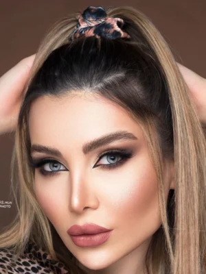 لنز دلفین گری اماندا روی چشم مشکی