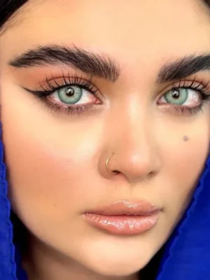 لنز رنگی سبز آبی دور محو باربی بلو یونیک روی چشم قهوه ای