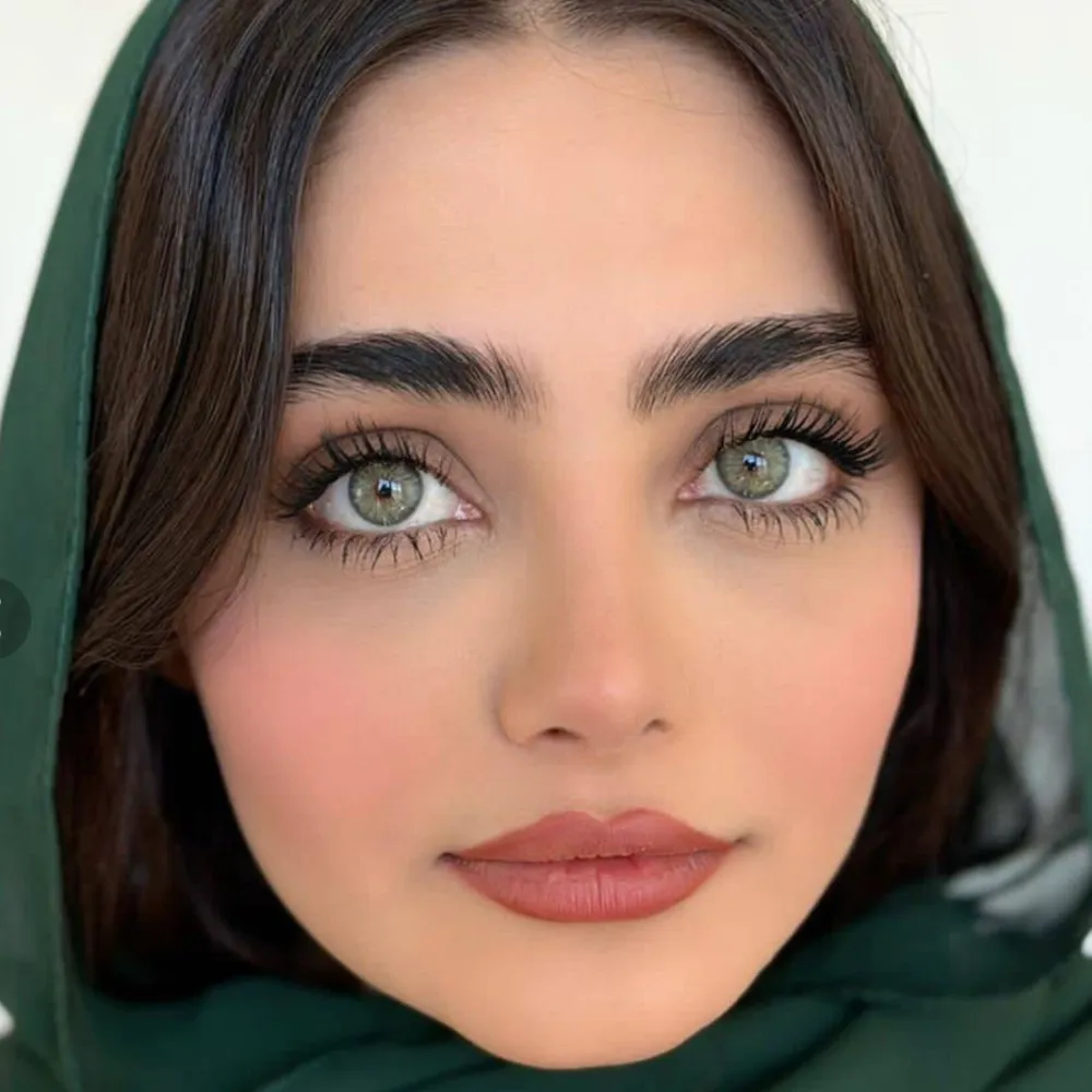 لنز رنگی سبز طوسی هند مید گرین یونیک روی چشم قهوه ای