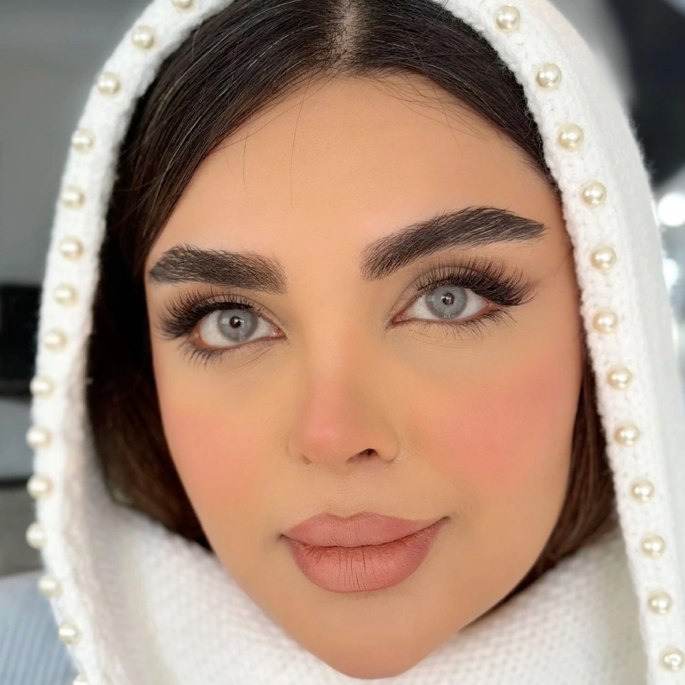 لنز رنگی طوسی خاکستری تیله ای کارنلین یونیک روی چشم قهوه ای
