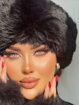 لنز رنگی طوسی عسلی دوردار هیزل آماندا روی چشم مشکی