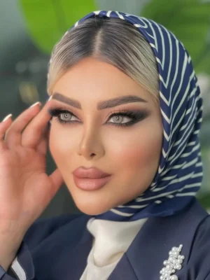 لنز رنگی طوسی عسلی دوردار هیزل آماندا روی چشم مشکی