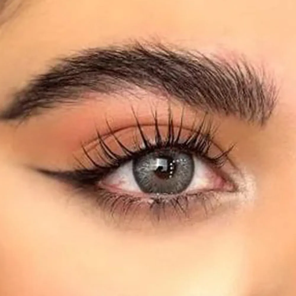 لنز رنگی طوسی خاکستری بافت کهکشانی نیاگارا یونیک روی چشم قهوه ای