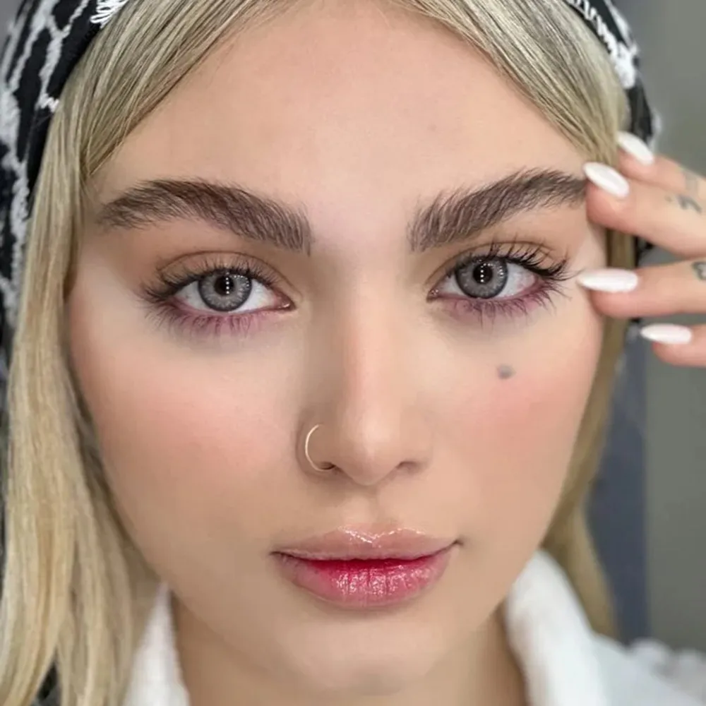 لنز رنگی طوسی نقره ای دور دار جاسپر یونیک روی چشم قهوه ای