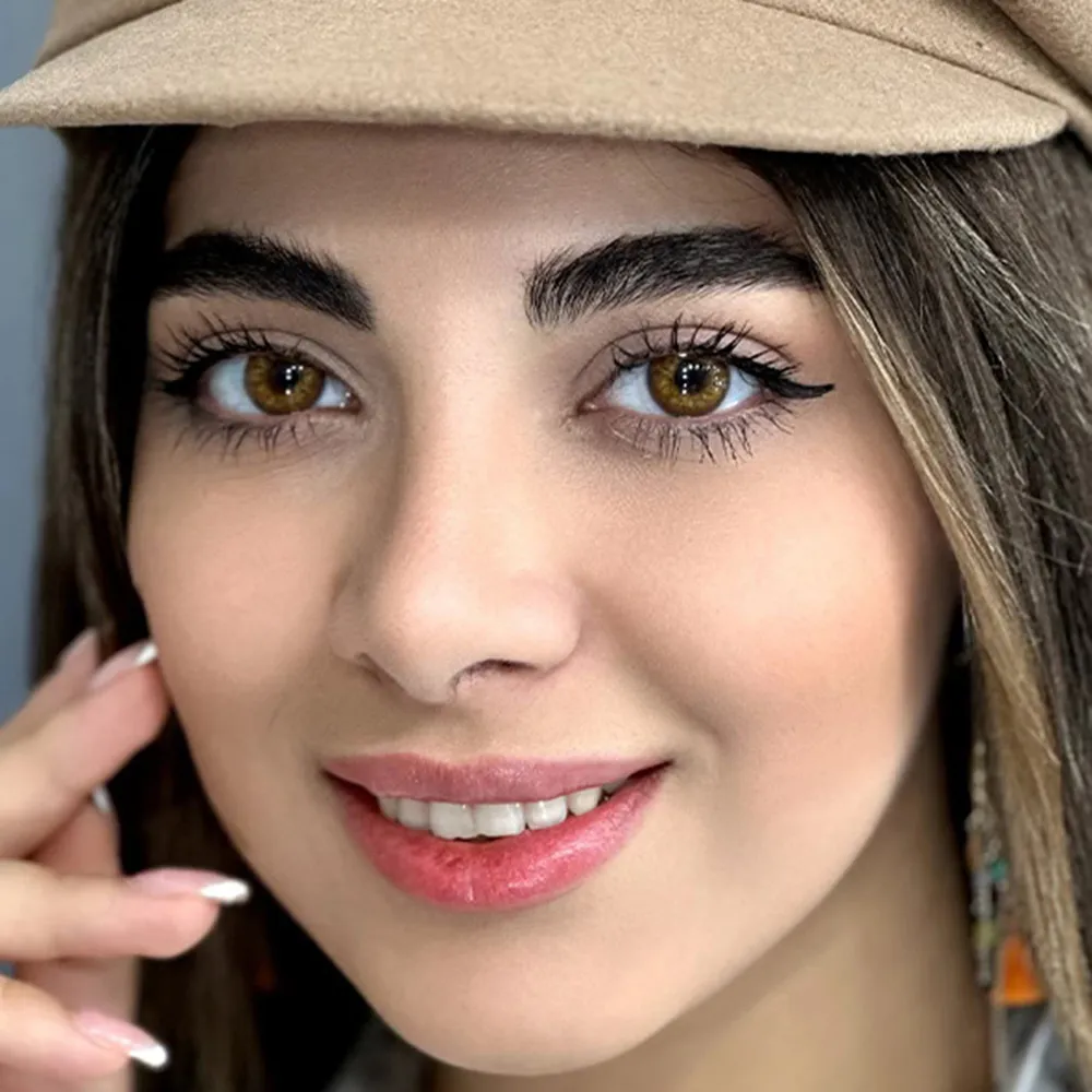 لنز رنگی عسلی گرم بافت کهکشانی رز یونیک روی چشم قهوه ای