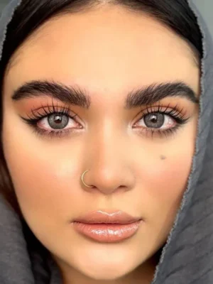 لنز رنگی طوسی خاکستری بافت کهکشانی نیاگارا یونیک روی چشم قهوه ای