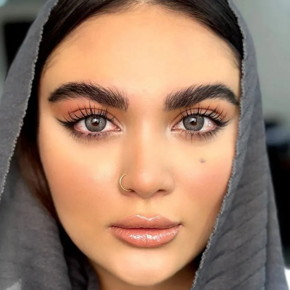 لنز رنگی طوسی خاکستری بافت کهکشانی نیاگارا یونیک روی چشم قهوه ای