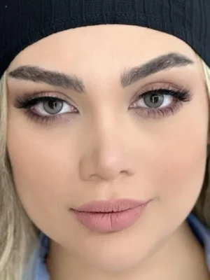 لنز رنگی طوسی سبز والرین یونیک روی چشم قهوه ای